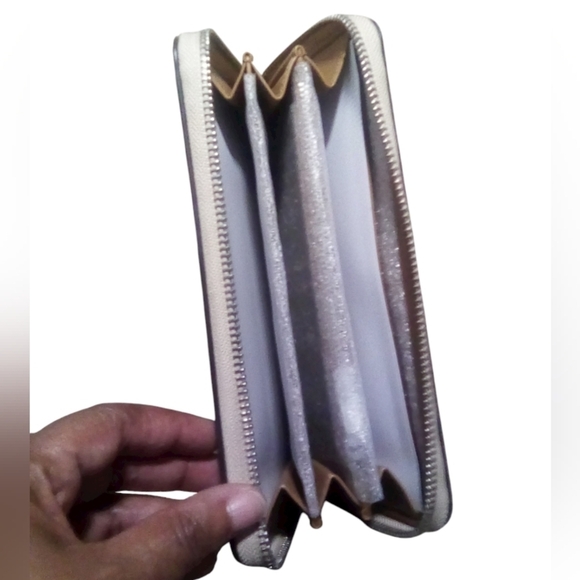 Coach NWOT Embossed Raised Floral Print Zip Around Long Wallet Cream Multi Color - Picture 4 of 4